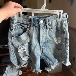 I am selling the 90s High Rise Cut-Off from Aéropostale!!